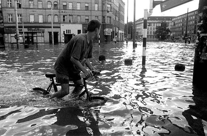 Wrocław 11-07-1997. Powódź. Zalana ulica Sądowa