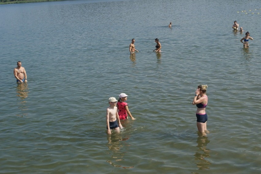 W sobotę nie brakowało chętnych do plażowania nad Pogorią...