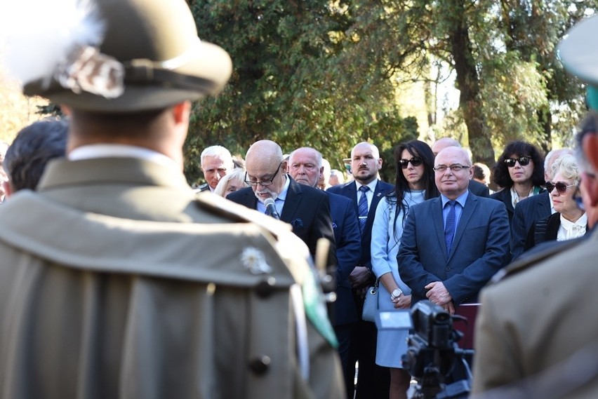 Nowy Sącz. Tłumy sądeczan na powtórnym pochówku gen. Bronisława Pierackiego