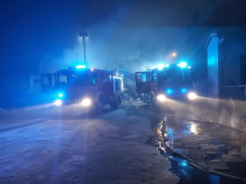 Pisz. Pożar budynku przy ul. Jagiełły. Rodzina w środku nocy uciekała z płonącego domu (zdjęcia)