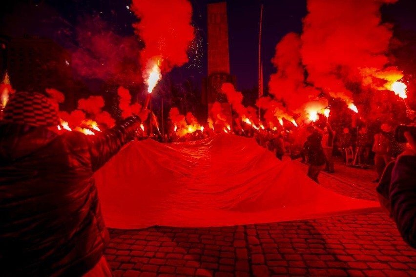 Kilkaset osób wzięło udział w Marszu Zwycięstwa, który w...