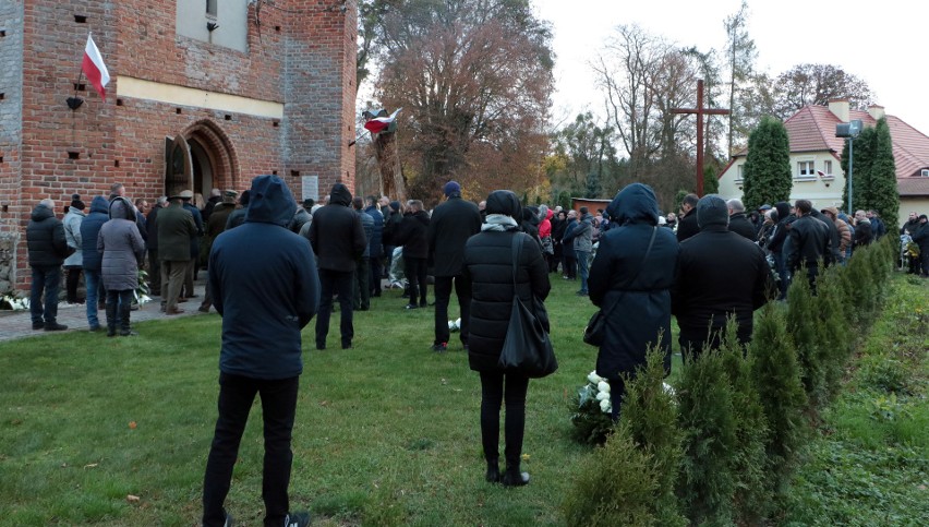 Tłumy żegnały śp. Rafała Wydrę na cmentarzu parafialnym w Mokrem pod Grudziądzem. Zobacz zdjęcia 