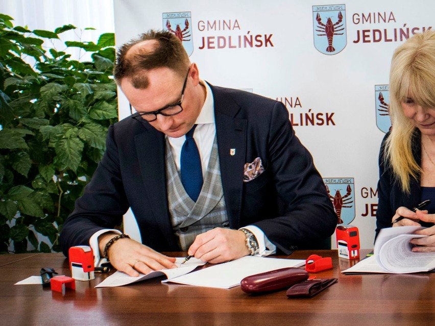 Umowę w sprawie tej inwestycji podpisali: Kamil Dziewierz,...