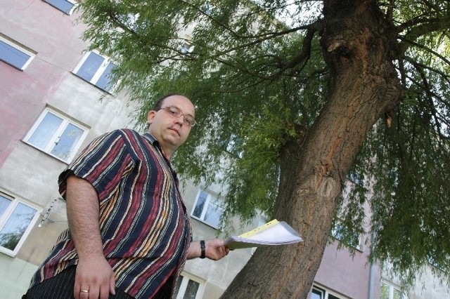 Niech sobie tną w jesieni. Nie zgadzam się na usuwanie tych drzew w okresie pełnej wegetacji i gniazdowania ptaków. To niezgodne z prawem &#8211; mówi Grzegorz Poznański, botanik i członek Rady Zespołu Parków Krajobrazowych w Przemyślu.