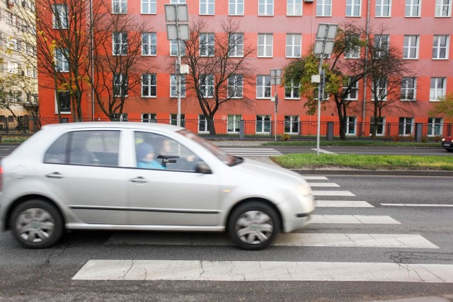 W Toruniu doszło do dwóch potrąceń pieszych przez kierowców. Samochód osobowy potrącił 80-latkę przechodzącą przez jezdnię przy ul. Kraszewskiego oraz 70-letnią kobietę na ul. Przy Skarpie Obie kobiety trafiły do szpitala.