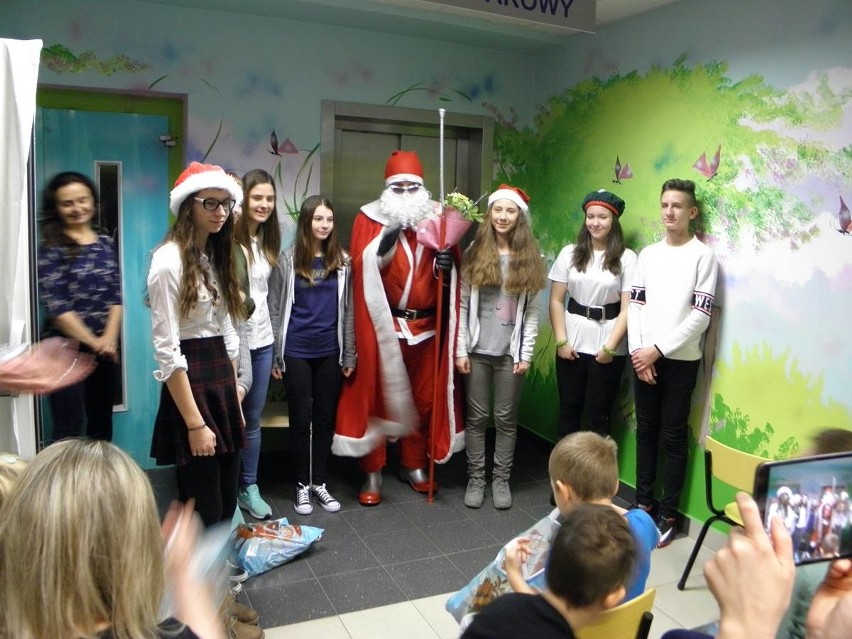 Święty Mikołaj zawitał z prezentami do szpitala w Staszowie