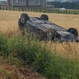Wypadek w Gołyszynie. Samochód wypadł z drogi i dachował w zbożu