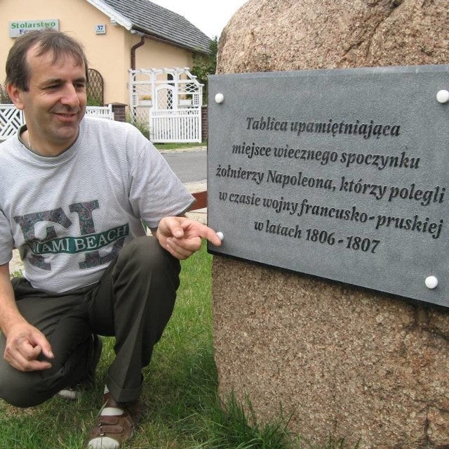Przed rokiem mieszkańcy zawiesili tablicę upamiętniającą zmarłych żołnierzy - mówi Jerzy Farys.