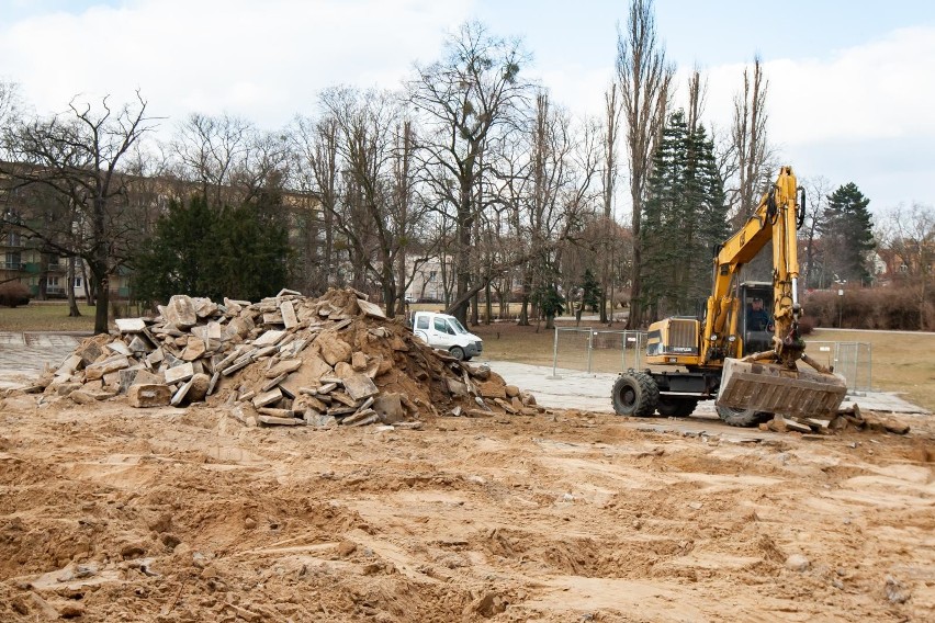 W parku Witosa w Bydgoszczy demontowane są betonowe płyty,...