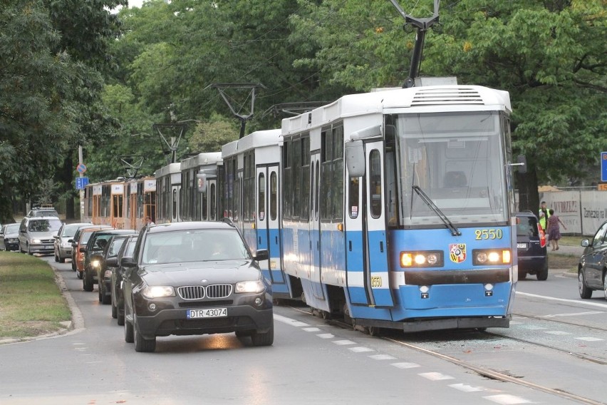 Wypadek przed mostem Osobowickim. Objazdy tramwajów