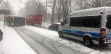 Atak zimy w Zielonej Górze. Autobus Miejskiego Zakładu Komunikacji zablokował ulicę Wrocławską [ZDJĘCIA CZYTELNIKA]