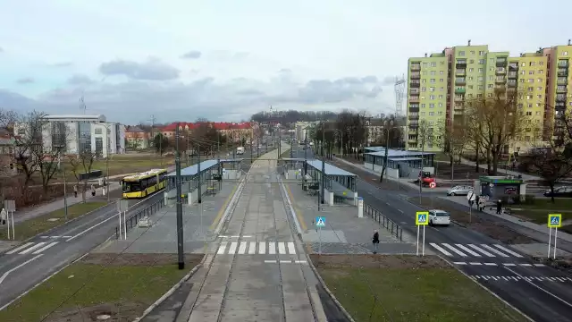 W Dąbrowie Górniczej pojawiły się dwa zintegrowane przystanki autobusowo-tramwajowe. Pierwszy w rejonie al. RóżZobacz kolejne zdjęcia/plansze. Przesuwaj zdjęcia w prawo naciśnij strzałkę lub przycisk NASTĘPNE