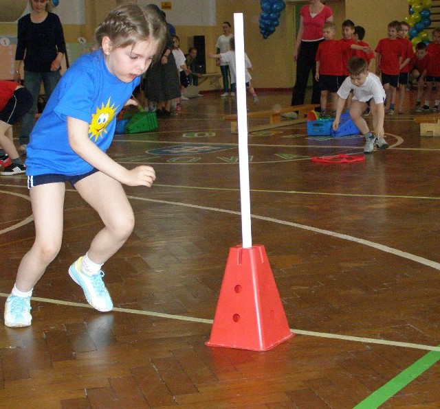 W czwartek we Wschowie juz po raz dziewiąty odbyla sie sprawnościowo-zrecznościowa olimpiada przedszkolaków. Mali przedstawiciele wschowskich przedszkoli nr 1, 3 i 5 oraz sióstr salezjanek mieli do wykonania kilka sportowych zadan. Miedzy innymi &#8222;sadzenie ziemniaków&#8221;. Maluchy musialy jak najszybciej umieścic woreczki na wyznaczonych miejscach.Druzynie kazdego przedszkola kibicowali podopieczni wszystkich wschowskich placówek dla dzieci.