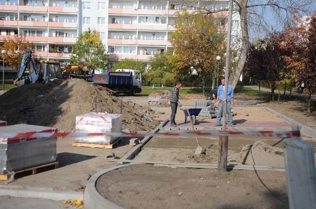 Trwają właśnie prace przy budowie parkingu na 21 miejsc przy ul. Witosa. Kolejne 16 ma powstać na wiosnę
