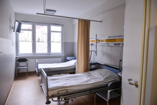 Dyrektor szpitala przyznaje, że dzięki 300 tys. złotych ze starostwa spłacają wierzytelności.