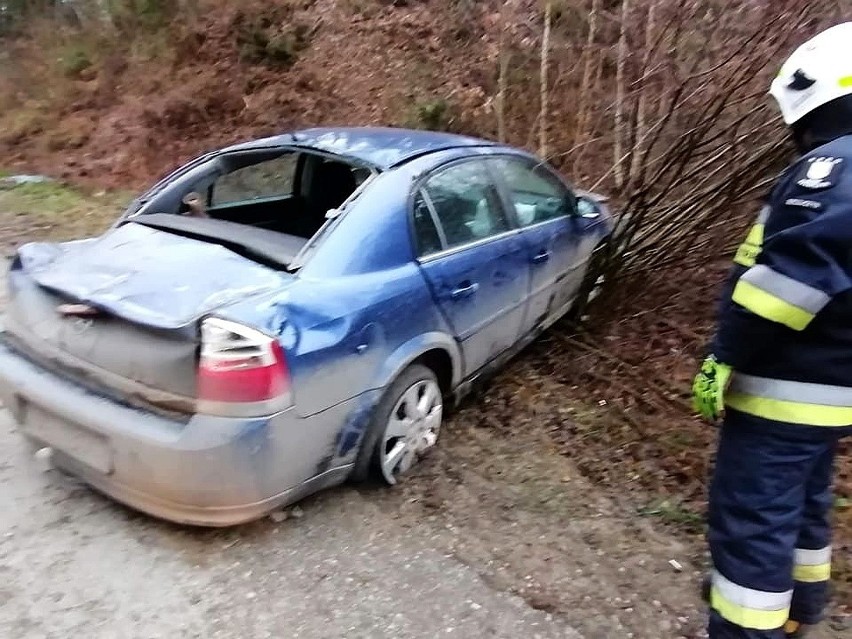 Kurki. Wypadek i dachowanie opla