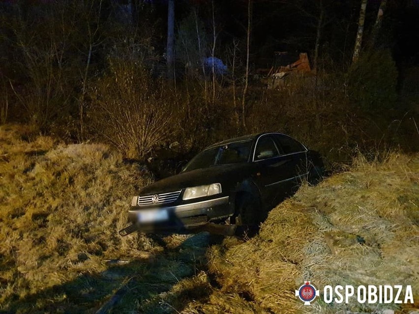 Obidza. Samochód osobowy zawisł nad przepaścią. Szybka akcja strażaków