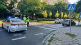 Taksówkarz potrącił dwie kobiety na przejściu dla pieszych we Wrocławiu. Ulica Kamienna zablokowana [ZDJĘCIA]