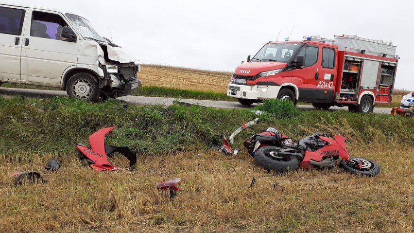 Wypadek na trasie Szczuczyn-Bzury. Motocyklista zderzył się czołowo z busem (zdjęcia)