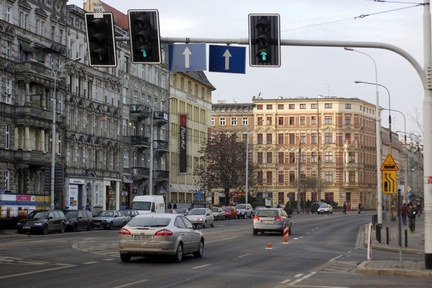 Wrocław: Postawili nowe słupki na ulicach. Kierowcy je rozjeżdżają [ZDJĘCIA]