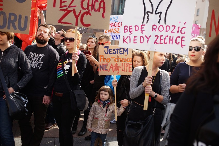 Czarny protest na Rynku Głównym w Krakowie. "Piekło kobiet trwa" [ZDJĘCIA, WIDEO]
