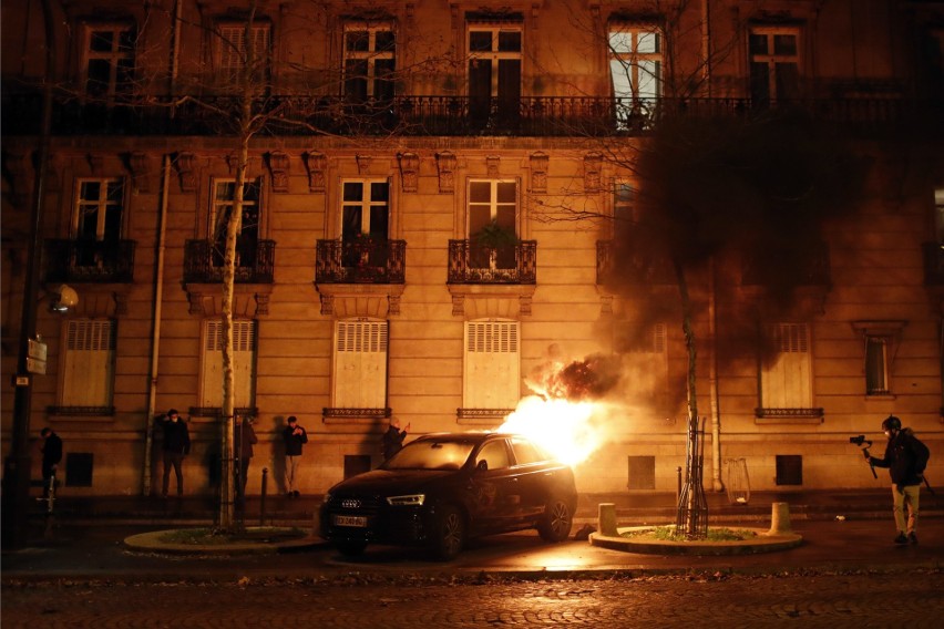 Francja: Zamieszki w Paryżu 8.12 ZDJĘCIA Protesty "żółtych kamizelek". Bilans: 260 rannych, 1700 zatrzymanych. Ile osób protestowało?