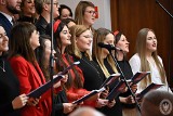 Uroczyste spotkanie wigilijne w Akademii Handlowej Nauk Stosowanych w Radomiu. Chór Akademicki zaśpiewał najpiękniejsze kolędy