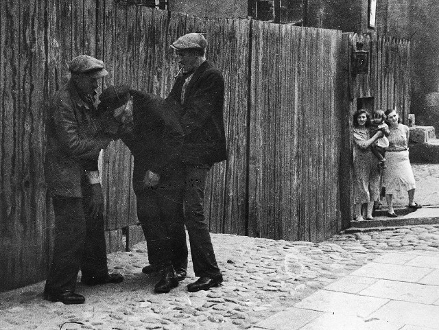 Pijani mężczyźni na jednej z ulic Powiśla, lata 30.