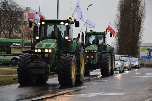 W środę w ponad 40 miejscowościach w całym kraju odbyły się protesty rolników. W naszym województwie traktory jeździły m.in. w Szczecinku.