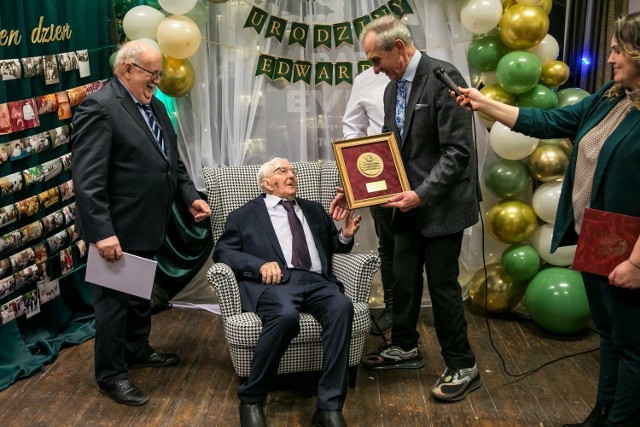 Z okazji setnych urodzin Edward Staszałek otrzymał marszałkowski medal. Odznaczenie przekazał seniorowi Marek Domżała, radny wojewódzki z Szubina.