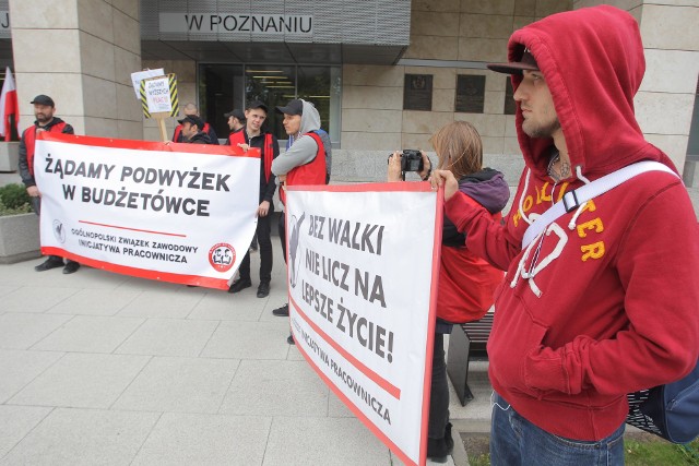 Poznań: Protest przed Urzędem Wojewódzkim. Pracownicy niemedyczni szpitali domagają się wyższych zarobków