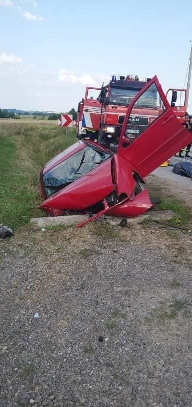 Dramat na drodze w Dąbrowie w gminie Pawłów. Reanimacja nie pomogła. Kierowca zmarł