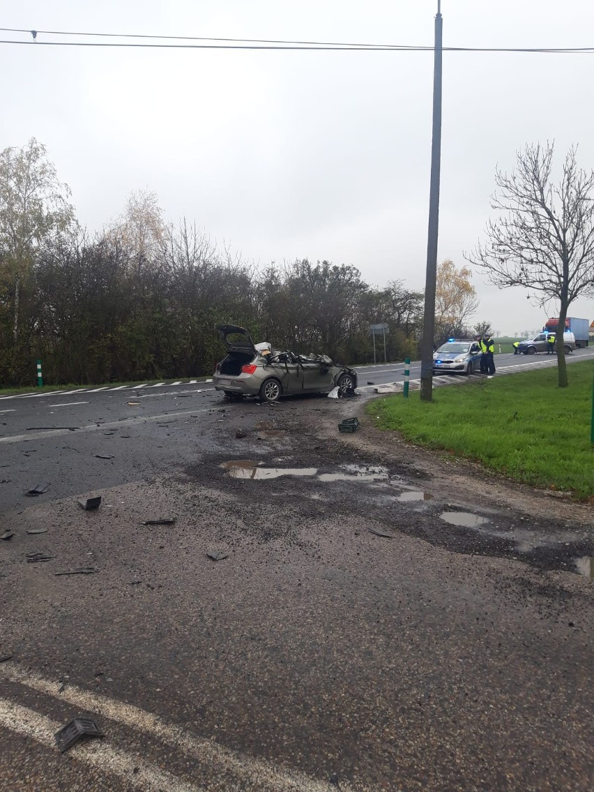 Tragedia pod Toruniem. BMW uderzyło w naczepę ciężarówki. Nie żyje 43-letnia kobieta