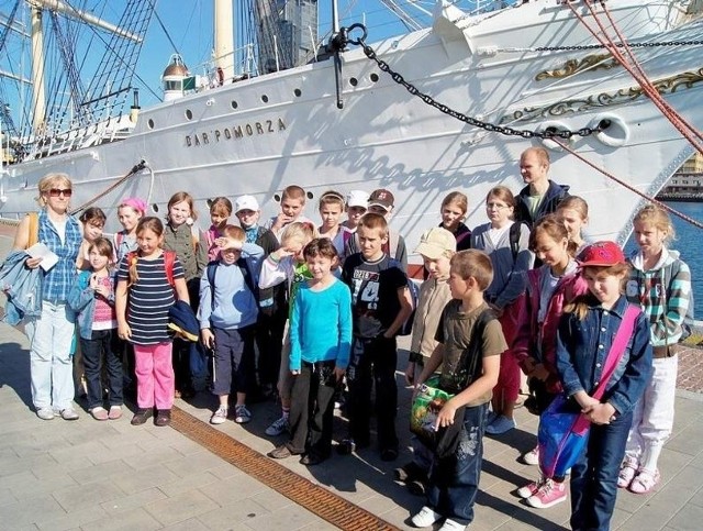 Warlubiacy po pamiątkowej "fotce&#8221; pod Darem Pomorza ruszyli tramwajem wodnym w morską podróż z Gdyni na Hel
