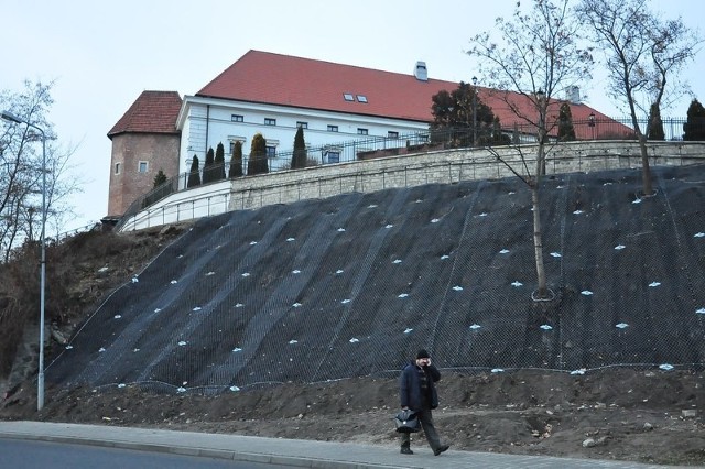 Betonem zabezpieczony został 200-metrowy odcinek ulicy Zamkowej.