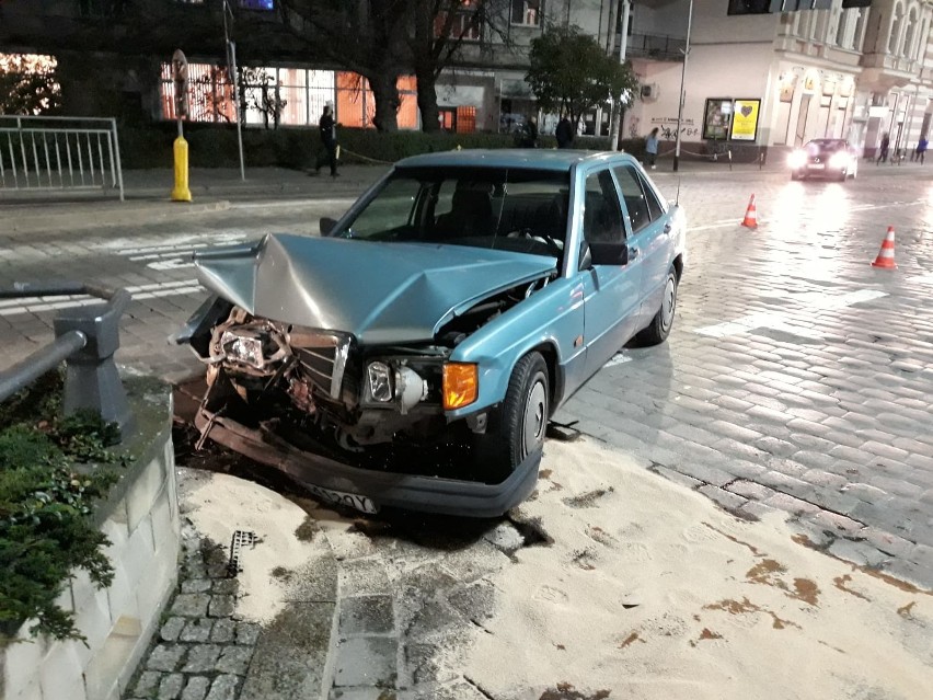 Jak się okazało kierowca mercedesa był pod wpływem alkoholu