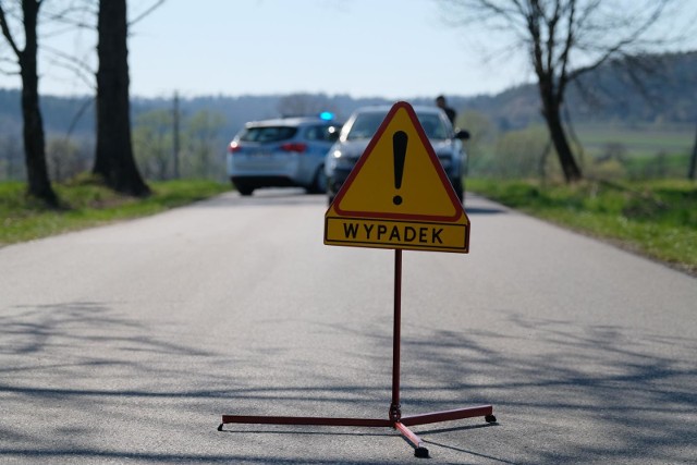 Policja wyjaśnia okoliczności wypadku drogowego ze skutkiem śmiertelnym, do którego doszło w okolicach miejscowości Dąbrówka (gmina Sieradz). Zginał młody kierujący a dwójka nastoletnich pasażerów została ranna.CZYTAJ DALEJ NA NASTĘPNYM SLAJDZIE