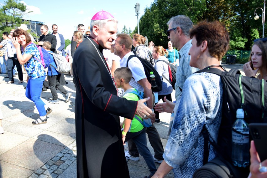 Pielgrzymi z diecezji sandomierskiej weszli na Jasną Górę. Była uroczysta msza w Kaplicy Cudownego Obrazu [ZDJĘCIA]