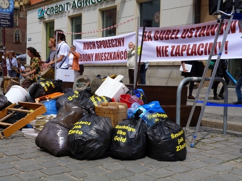 Wrocław: Protest przeciwko podwyżkom za odbiór śmieci (ZDJĘCIA)