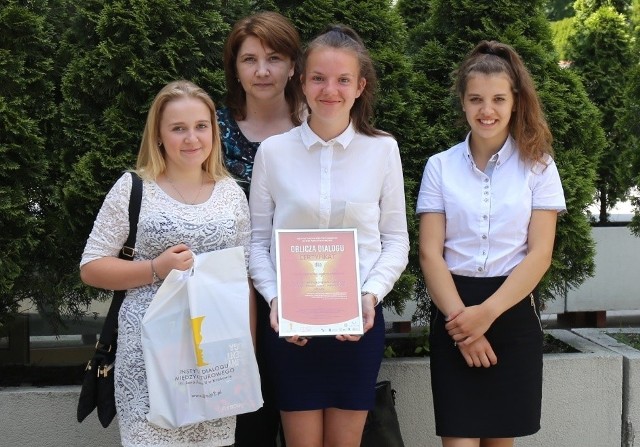 Tak prezentuje się certyfikat, jaki Zespół Szkół Samorządowych w Wielgusie otrzymał  za laury w projekcie. Panie - rozpiera duma.
