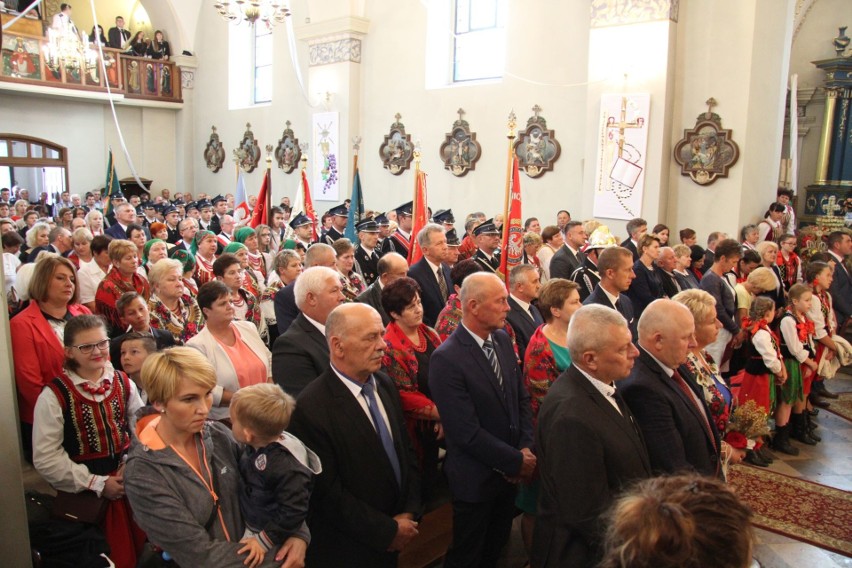 We mszy świętej dożynkowej, która odbyła się w Kościele...