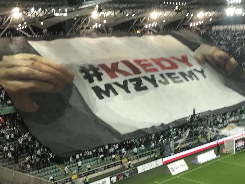 #KIEDYMYŻYJEMY. Kibice Legii przypomnieli, jak brzmią słowa hymnu Polski. Oprawa na meczu z Górnikiem Zabrze