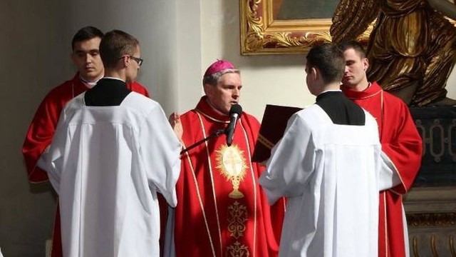 Biskup sandomierski Krzysztof Nitkiewicz wydał kolejne ważne zarządzenie w czasie epidemii koronawirusa. Dotyczy ono celebracji liturgicznych Wielkiego Tygodnia. Jak będą wyglądać obchody Triduum Paschalnego w Diecezji Sandomierskiej?