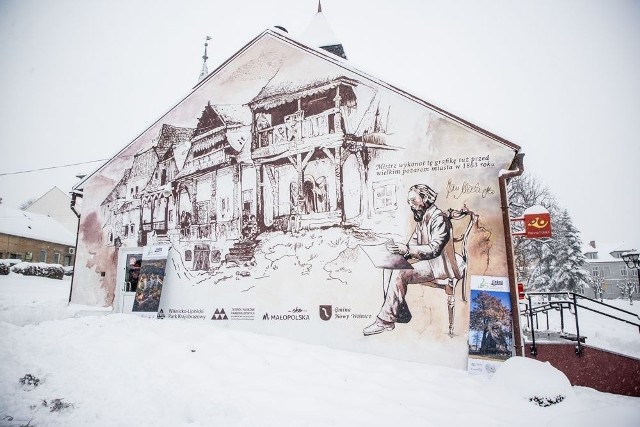 Na budynku poczty w Nowym Wiśniczu powstał mural ze szkicem autorstwa Jana Matejki tuż sprzed pożaru centrum miasteczka