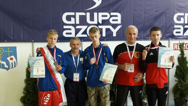 Na zdjęciu: Gabriel Blezień, trener Sławomir Łukasik, Sebastian Ptak, trener Władysław Wydra, Benjamin Zarzeczny.
