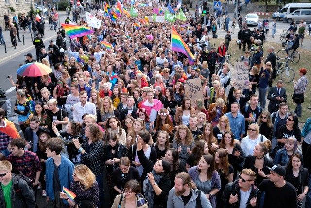 W sobotę, 11 sierpnia ulicami Poznania przejdzie Marsz Równości. W tym roku kolorowa parada środowisk LGBT wyruszy z KontenerART i przejdzie m.in. przez ulice Chwaliszewo, Strzelecką, most Dworcowy, rondo Kaponiera, al. Niepodległości i Stary Rynek. Zobacz pełen program Pride Week Poznań 2018. w galerii.