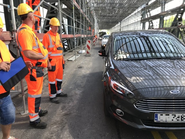 Spadający podest na szczęście tylko uszkodził auto.