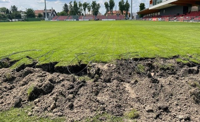 -Wszystkie pieniądze są już zapłacone za montaż podgrzewanej płyty. Mamy czas do 26 października, w którym to dniu nastąpi odbiór całej instalacji - mówił przed meczem z Legią Warszawa, przed kamerami telewizji Canal Plus Sławomir Stempniewski, prezes Radomskiego Klubu Sportowego Radomiak. Koszt całego montażu podgrzewanej płyty to około 1.5 miliona złotych. W najbliższy poniedziałek, 9 sierpnia, kiedy Radomiak zagra swój trzeci mecz z PKO BP Ekstraklasie z Wisłą w Płocku, na płycie boiska przy ulicy Narutowicza 9, ruszą prace związane z przygotowaniem podgrzewanej murawy do wypełnienia wymogów licencyjnych.W pierwszym etapie prac, firma zajmująca się instalacjami podgrzewanych płyt położy ponad 50 kilometrów cienkiego kabla. Z informacji jakie uzyskaliśmy w radomskim klubu, firma ma pracować nie tylko w dzień, ale także w nocy, wykorzystując sztuczne oświetlenie. Pierwszy etap prac obejmuje położenie tylko kabla, tak by Radomiak mógł bez przekładania meczu, rozegrać swoje spotkanie w ramach piątej kolejki PKO BP Ekstraklasy z Wartą Poznań (piątek, 20 sierpnia, godzina 20.30) w Radomiu.   Drugi w październiku będzie tylko polegał na połączeniu do odpowiedniego transformatora.  Ostatnio ta firma wykonywała podgrzewaną płytę na stadionie Puszczy w Niepołomicach (na zdjęciu).