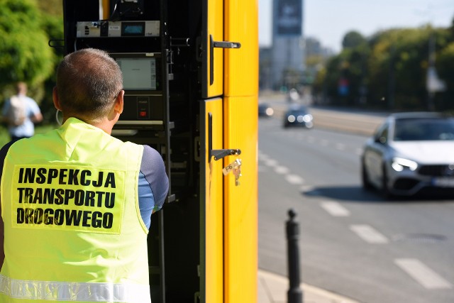 Centrum Automatycznego Nadzoru nad Ruchem Drogowym GITD przejmuje fotoradary zamontowane na moście Poniatowskiego. Urządzenia zostały włączone do ogólnopolskiego systemu fotoradarowego.Fot. GITD