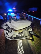 Wypadek na autostradzie A1 koło Radomska. Fiat uderzył w tył naczepy ciężarówki